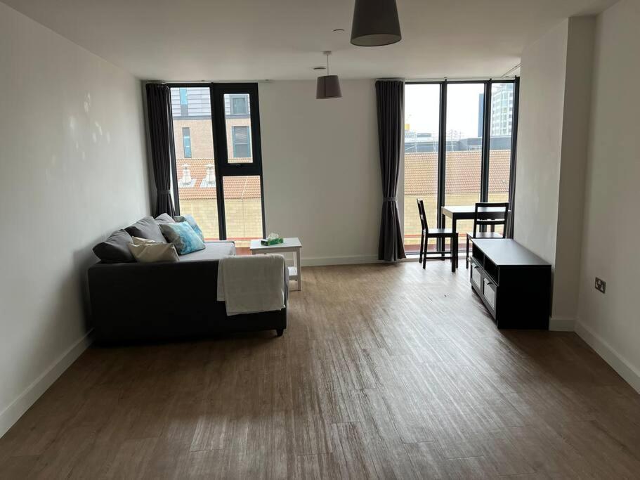 Brand New Heart Of One Bedroom Apartment *