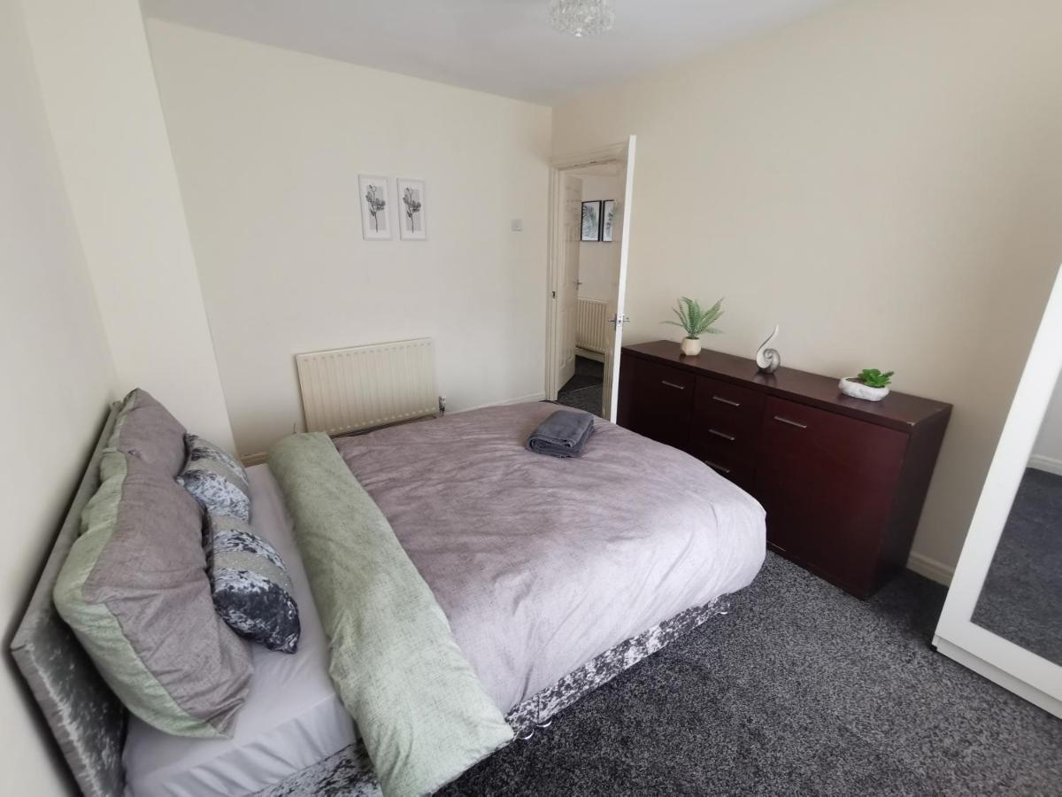 Spacious 3-bedroom In With Driveway Parking