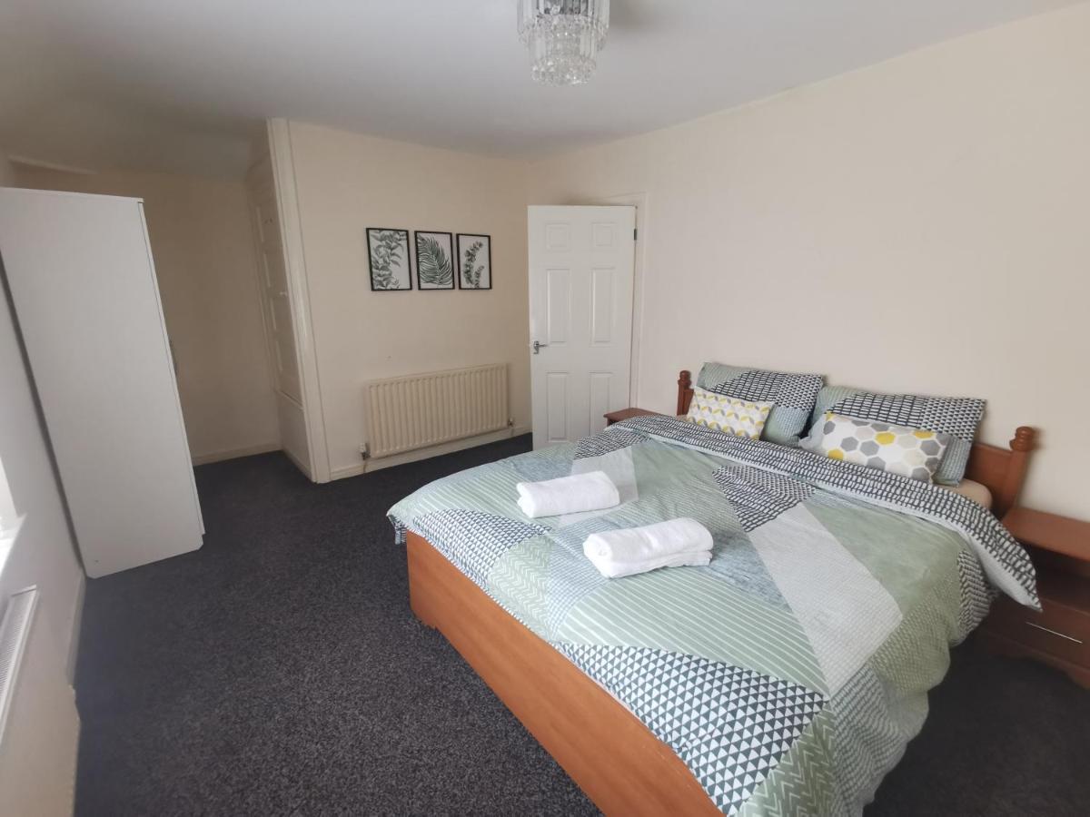 Apartment Spacious 3-bedroom In With Driveway Parking *