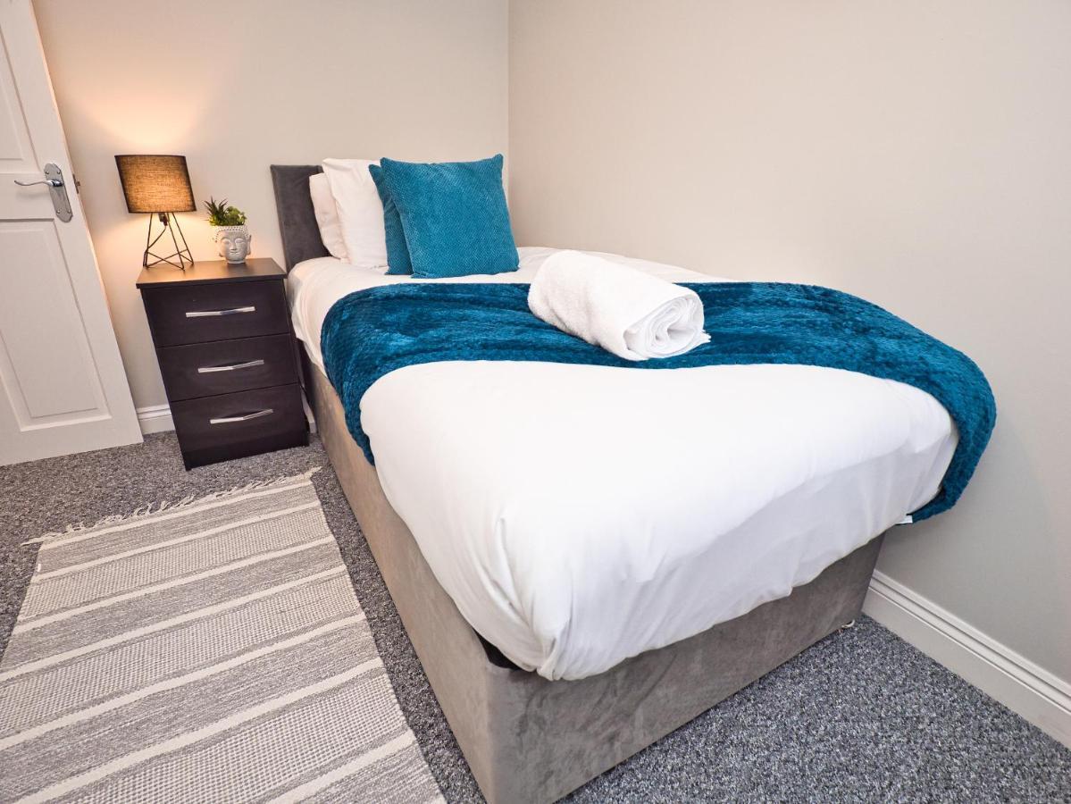 Holiday home 4 Bed House - Drive And Garage - Birmingham