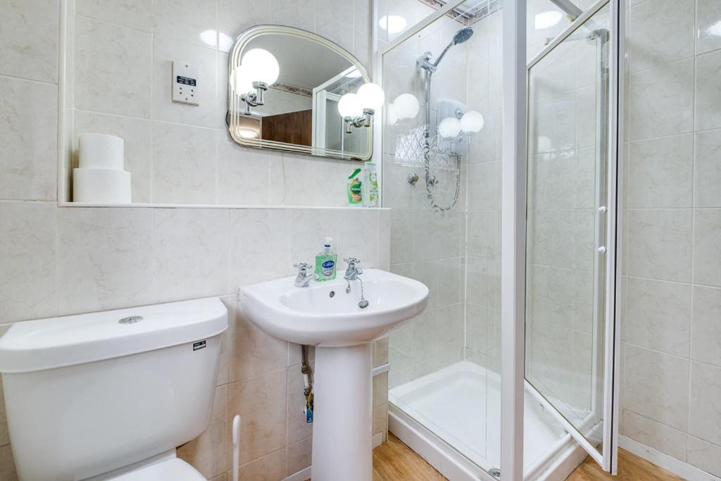 Four Bedroom & Apartments: Corporate And Student Hub Apartment *