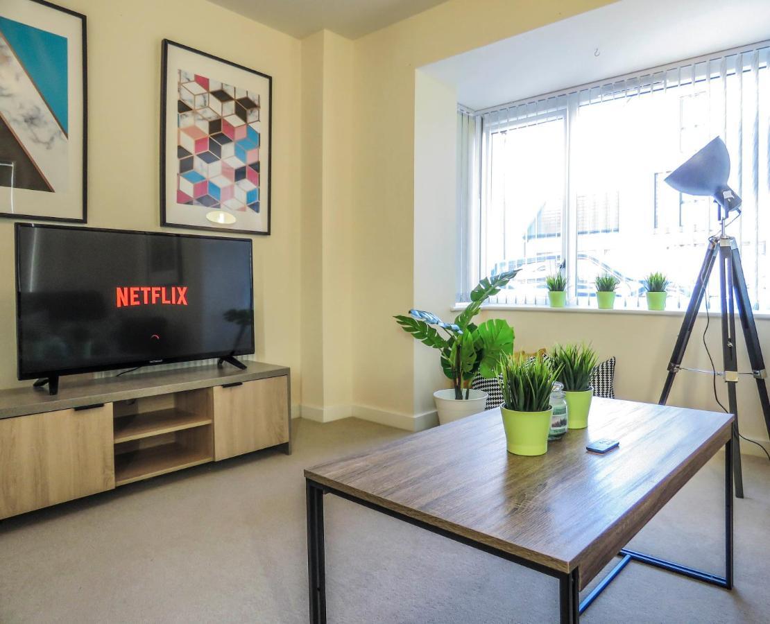 Tudors Esuites 4 Bedroom House Driveway & Garden Holiday home Birmingham