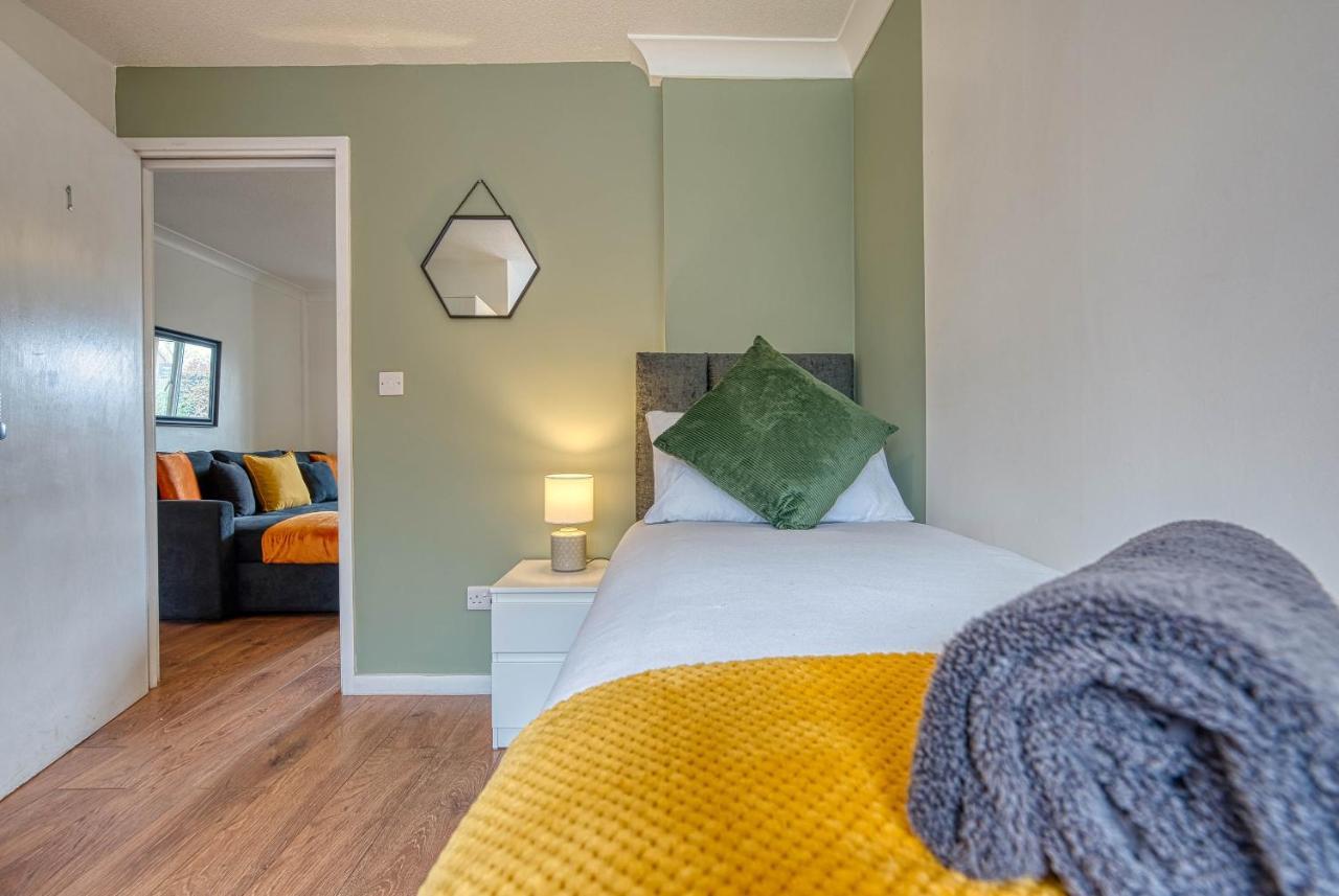 Apartment Contractor's Retreat: Centre Hub