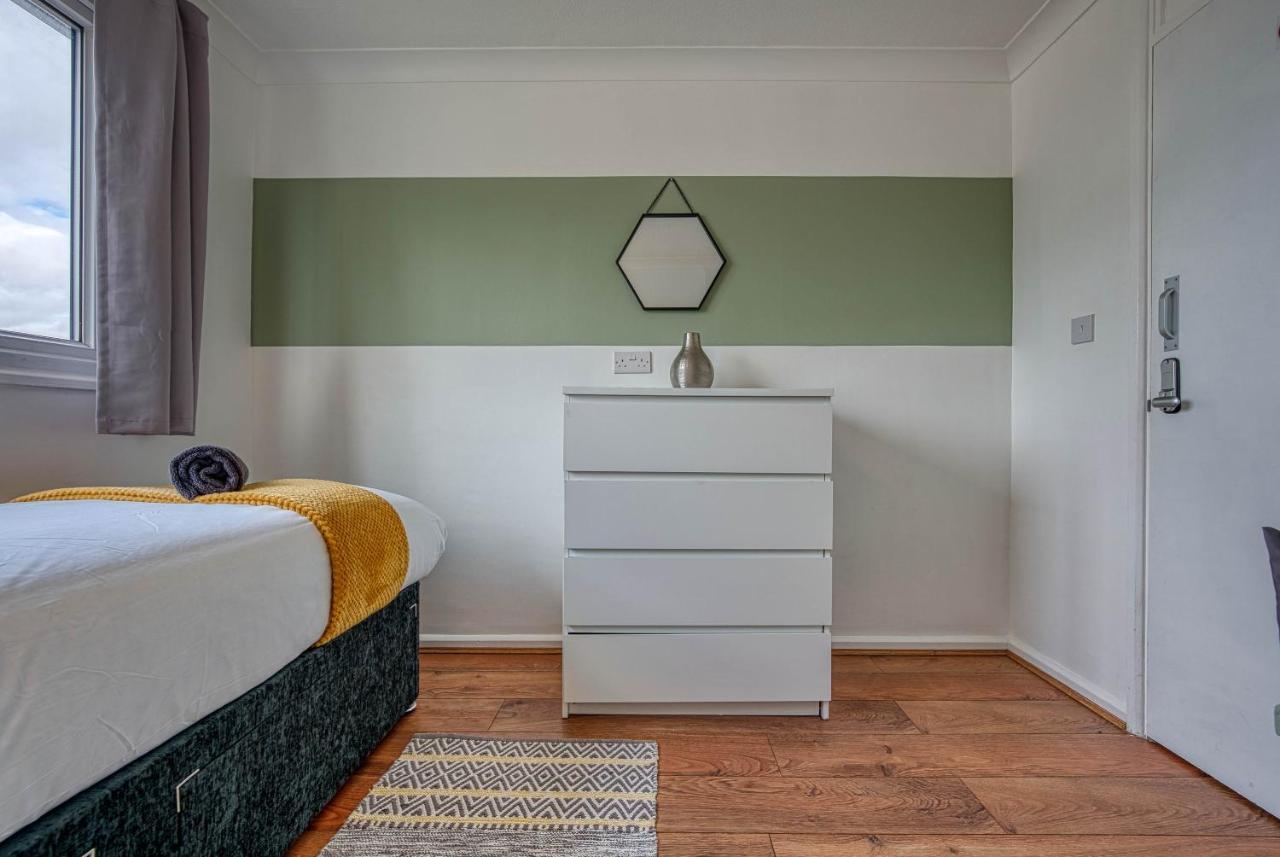 Apartment Contractor's Retreat: Centre Hub *