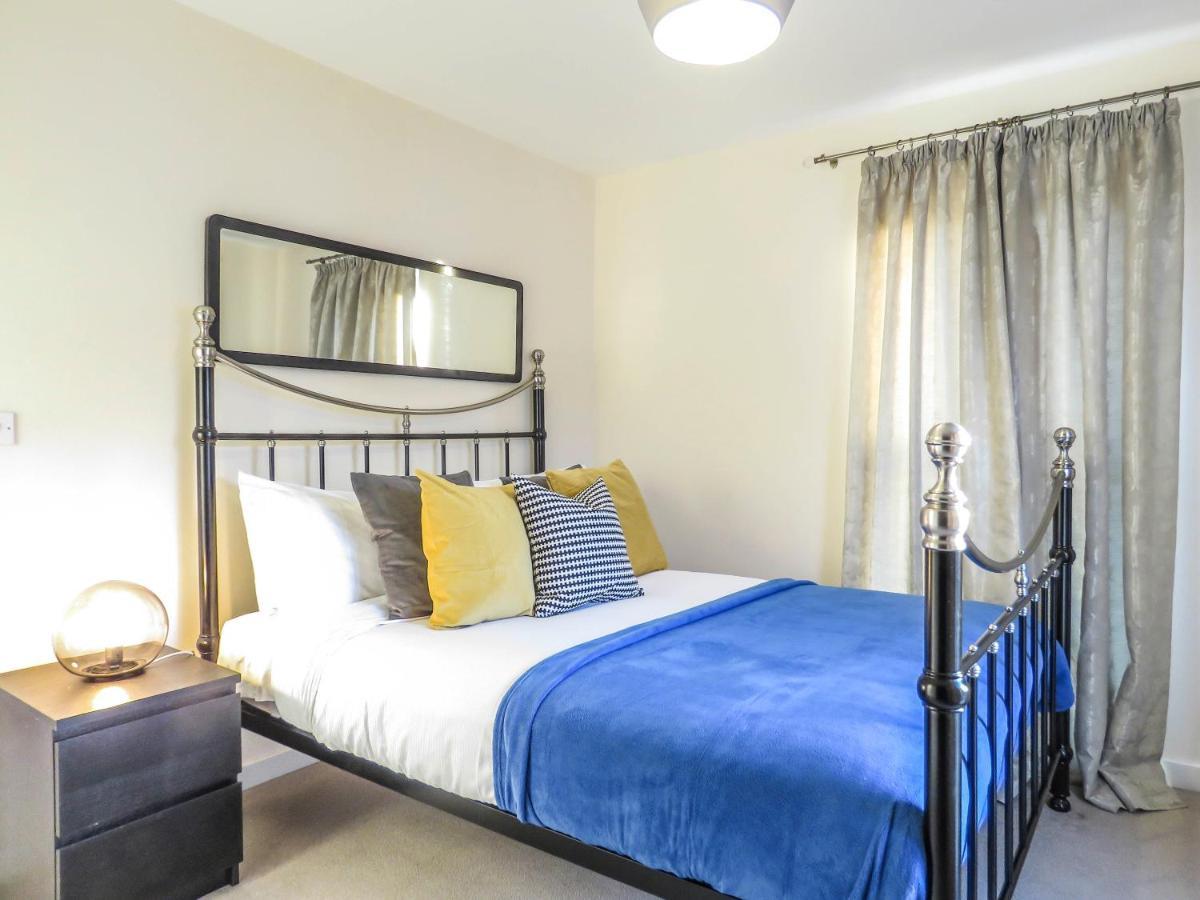 Tudors Esuites 4 Bedroom House Driveway & Garden