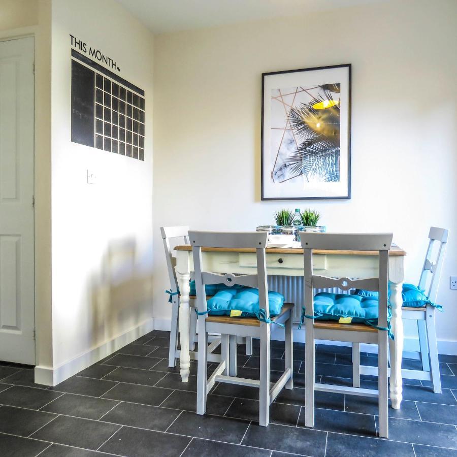 Tudors Esuites 4 Bedroom House Driveway & Garden Holiday home *
