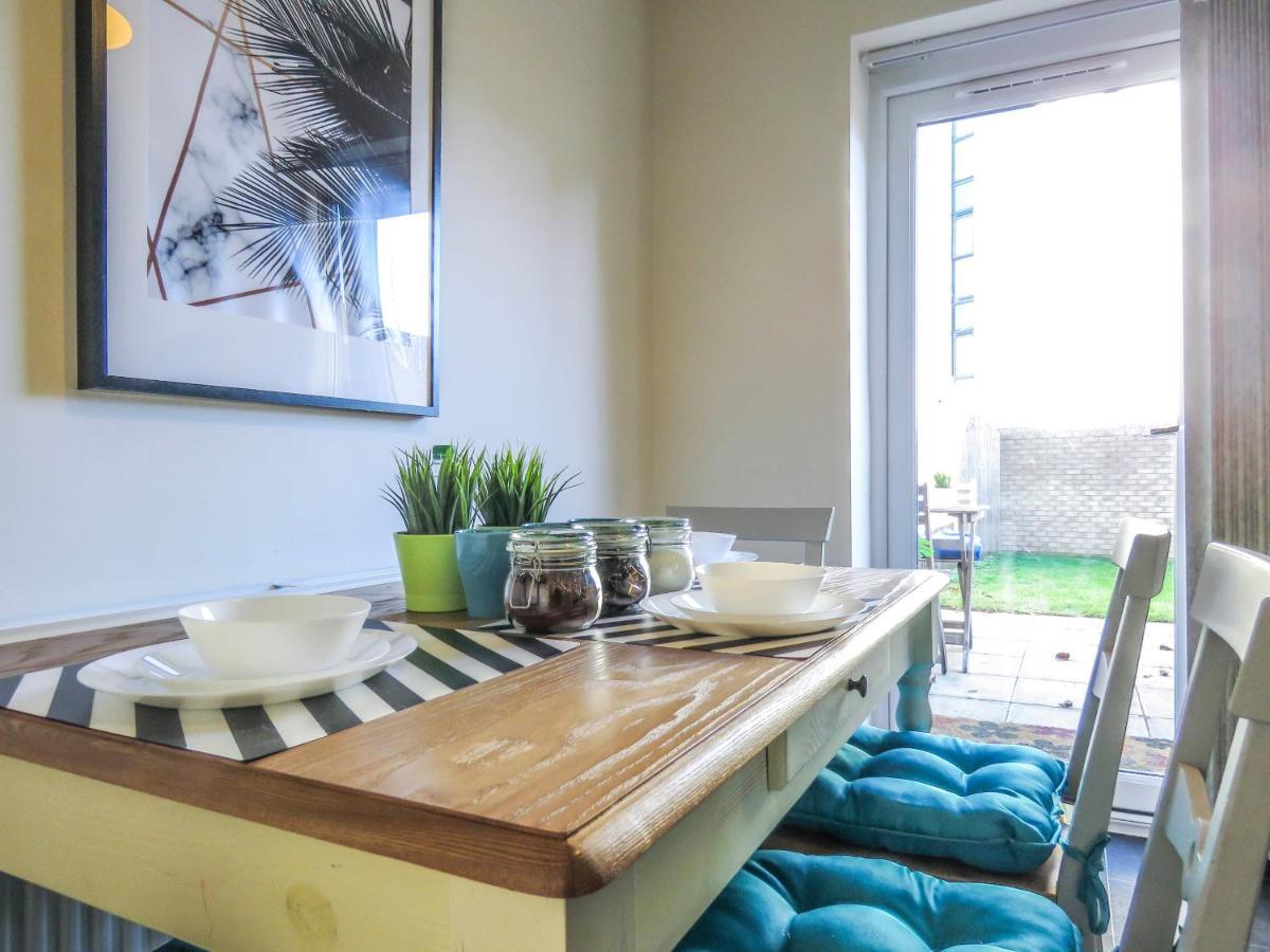 Tudors Esuites 4 Bedroom House Driveway & Garden Holiday home