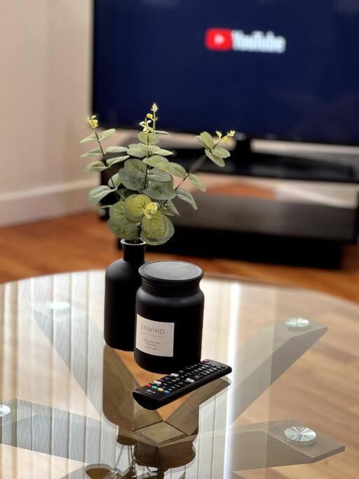 Entire Flat, 2 Bedroom & 2 Bathrooms In Apartment *