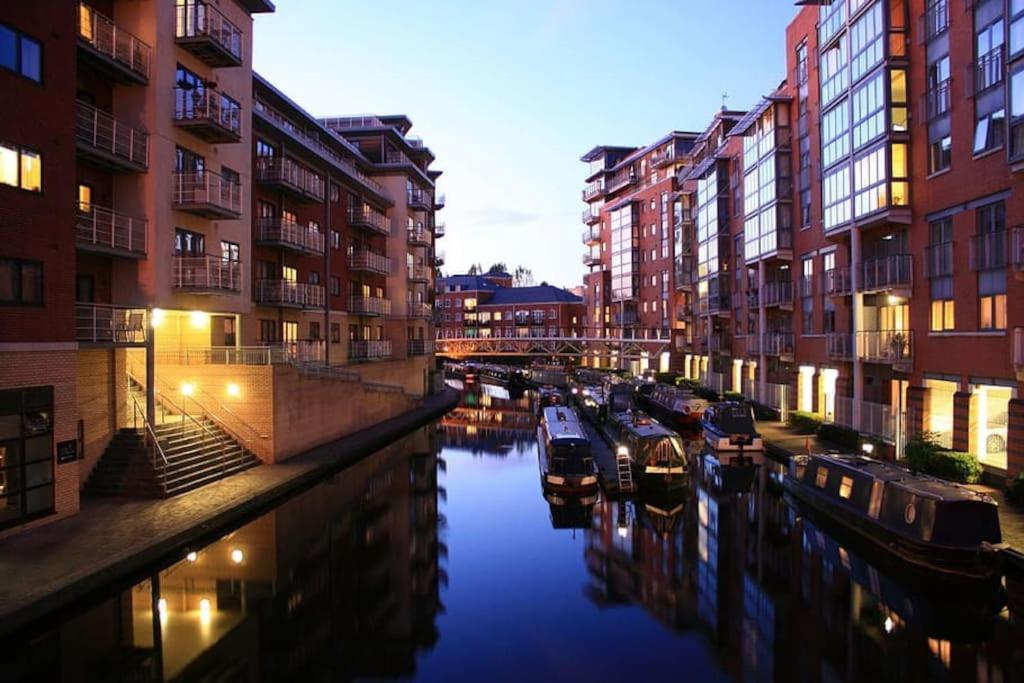 Entire Flat, 2 Bedroom & 2 Bathrooms In * Birmingham