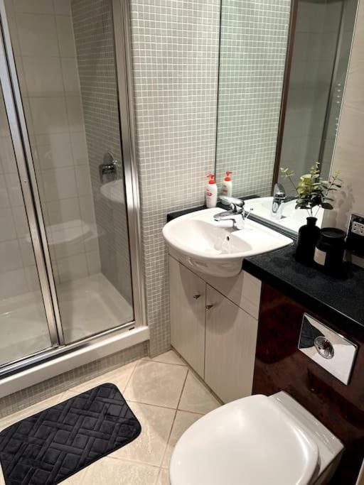 Entire Flat, 2 Bedroom & 2 Bathrooms In * Birmingham