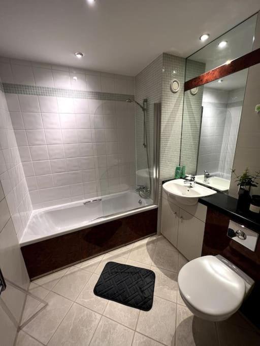 Entire Flat, 2 Bedroom & 2 Bathrooms In *