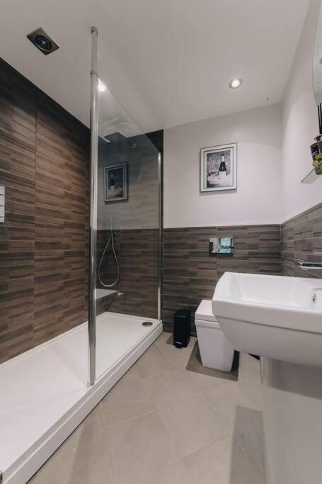 Apartment Penthouse Noir - Wyndale Living - Bham 2br