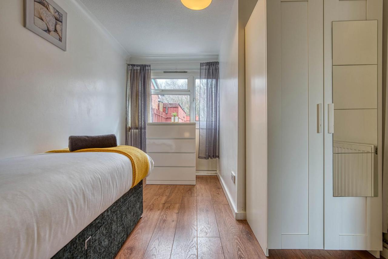 Apartment Contractor's Retreat: Centre Hub