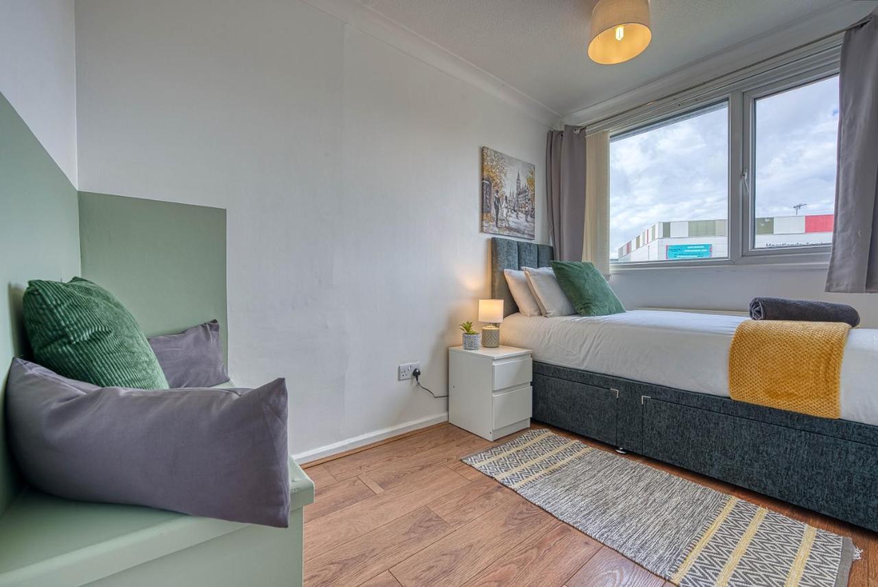 Contractor's Retreat: Centre Hub Apartment *