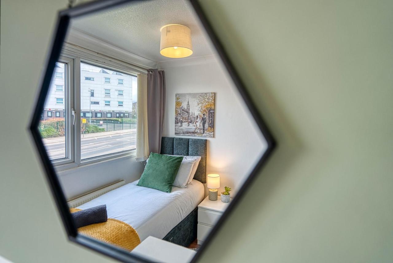 Apartment Contractor's Retreat: Centre Hub