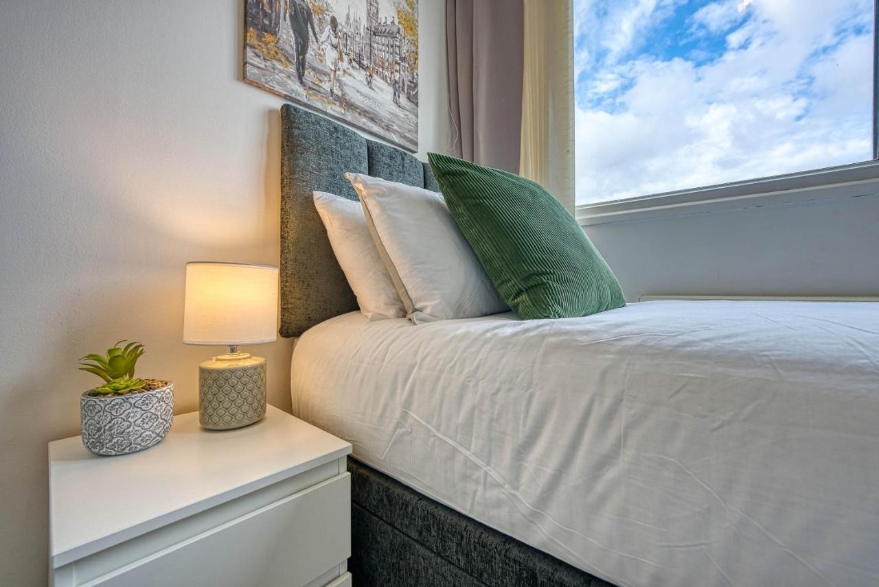Apartment Contractor's Retreat: Centre Hub
