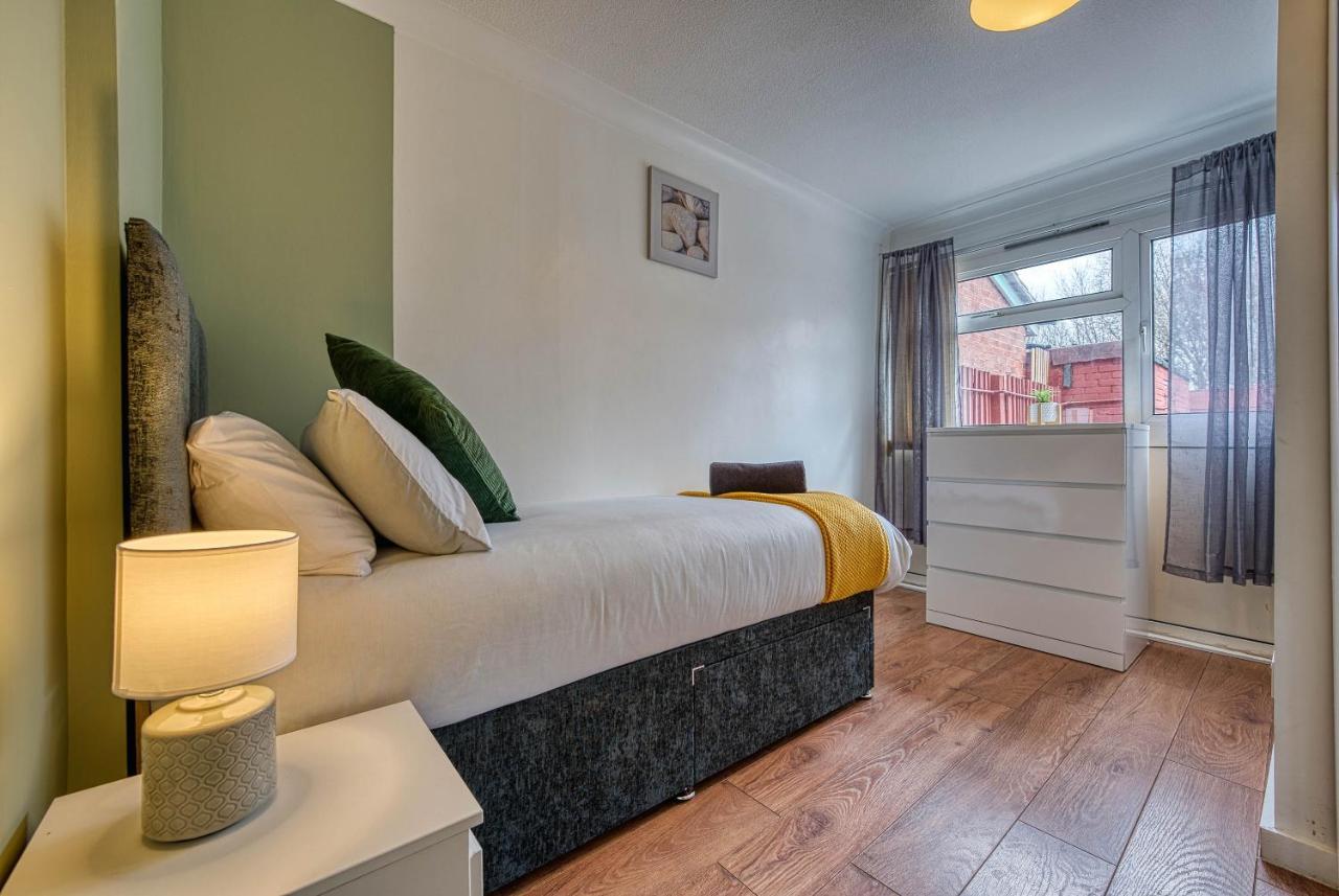 Apartment Contractor's Retreat: Centre Hub *