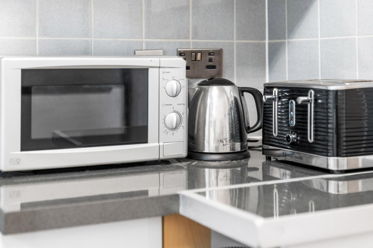 Apartment Broadway - Newly Refurbished Stylish With Free Private Parking - Great Location *
