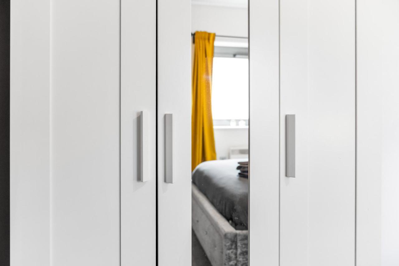 Broadway - Newly Refurbished Stylish With Free Private Parking - Great Location Apartment *