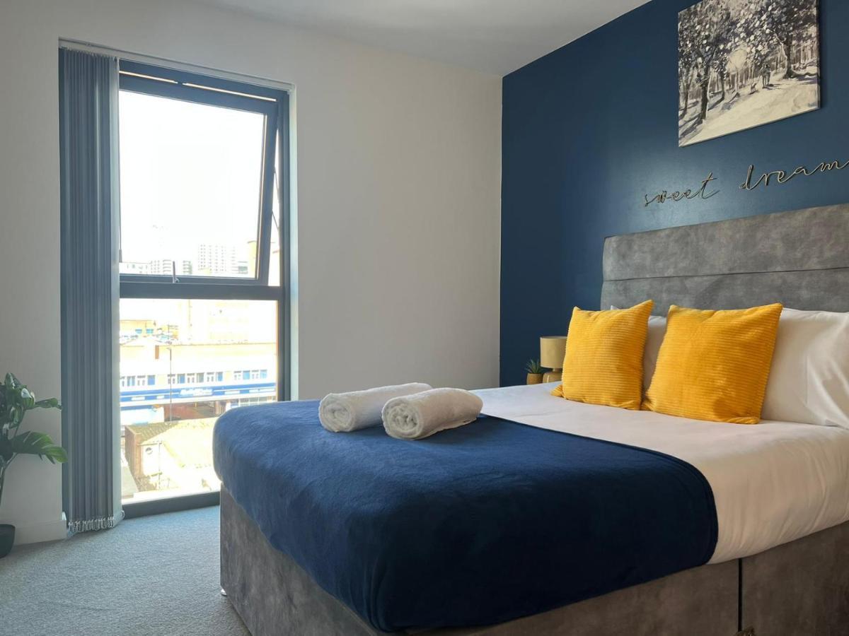 Modern And Cozy By Blue Stays Apartment *