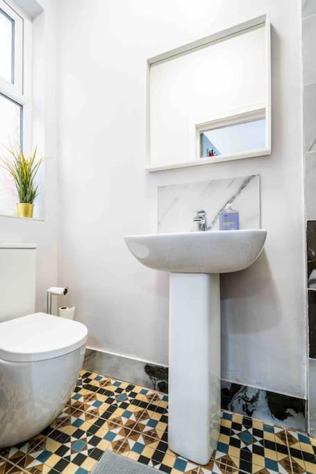Beautiful Flat With Free Parking Apartment *