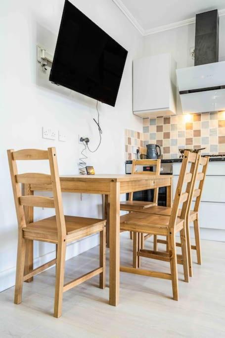 Beautiful Flat With Free Parking Apartment *