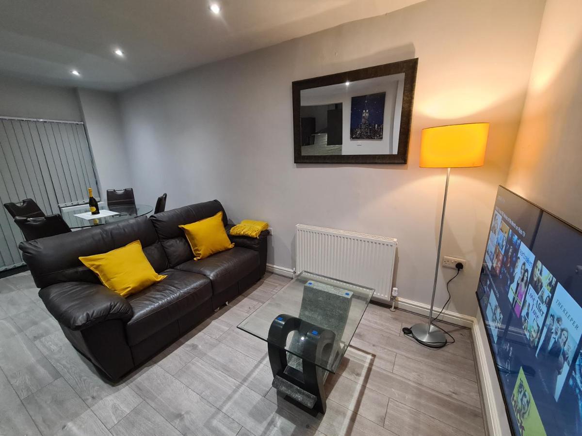 Holiday home Whole House - 4 Bedrooms - Parking - Sleeps 8