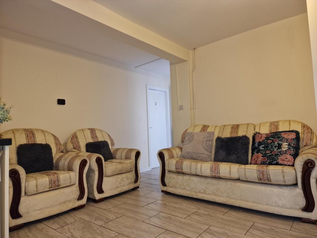 Living Serviced 6 *