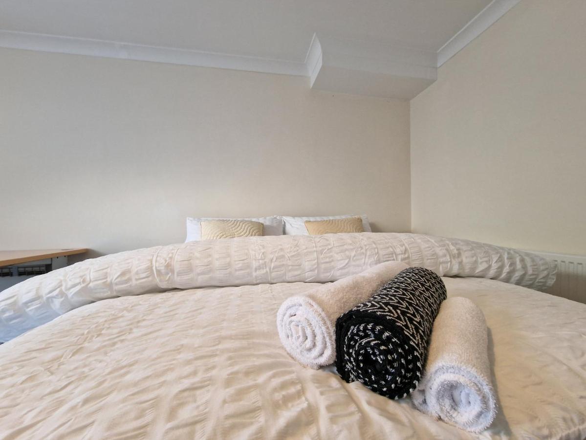 Living Serviced 6 *