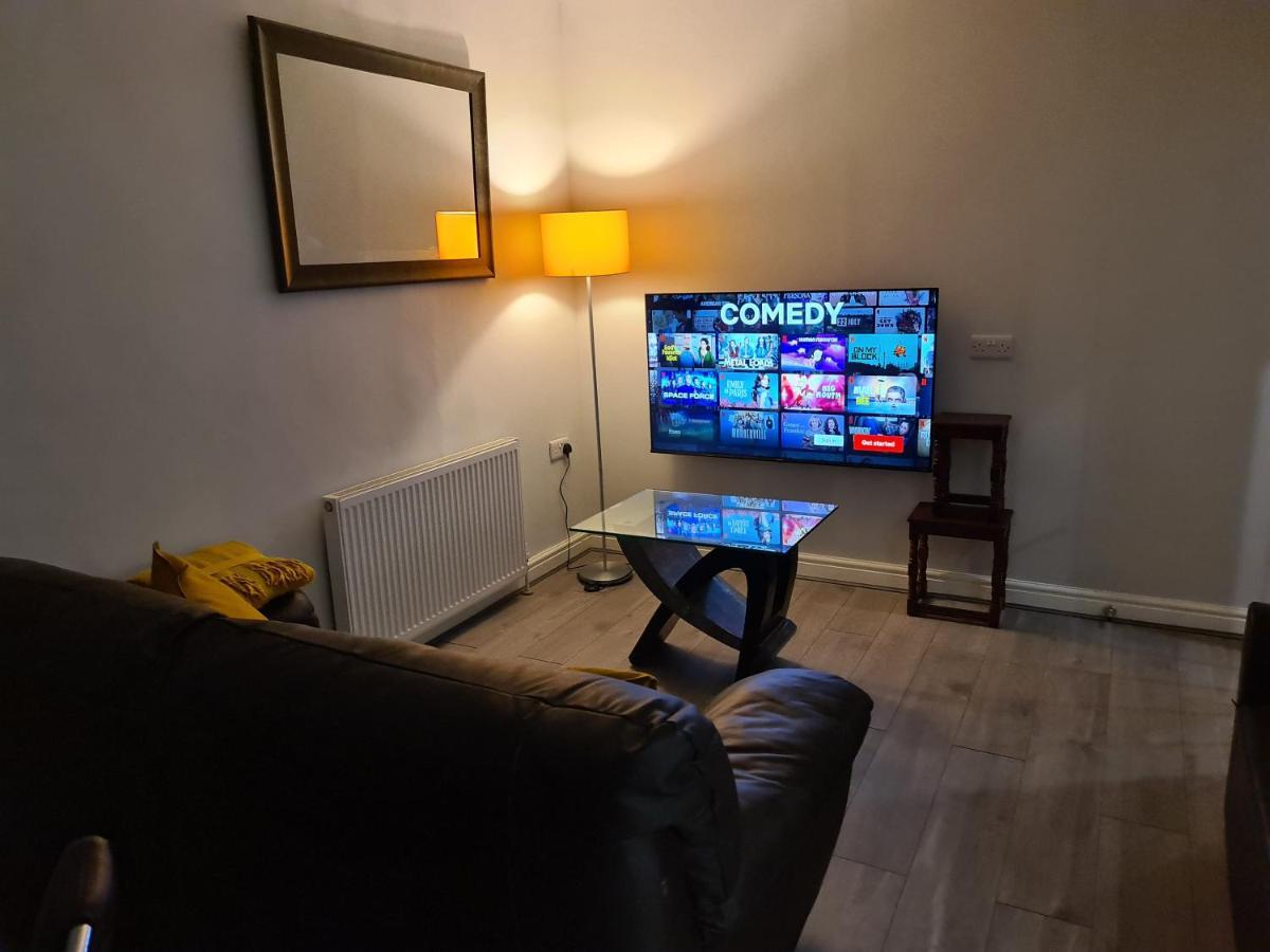 Whole House - 4 Bedrooms - Parking - Sleeps 8 Holiday home *