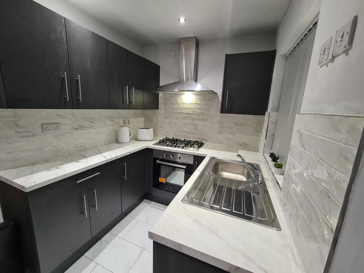 Whole House - 4 Bedrooms - Parking - Sleeps 8 * Birmingham