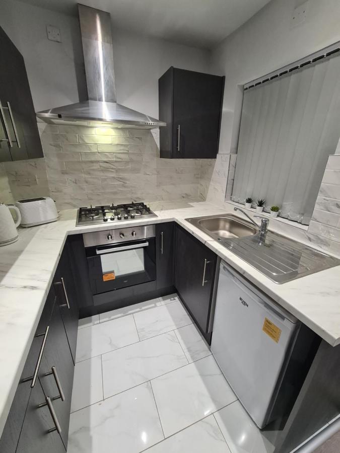Whole House - 4 Bedrooms - Parking - Sleeps 8 Holiday home *