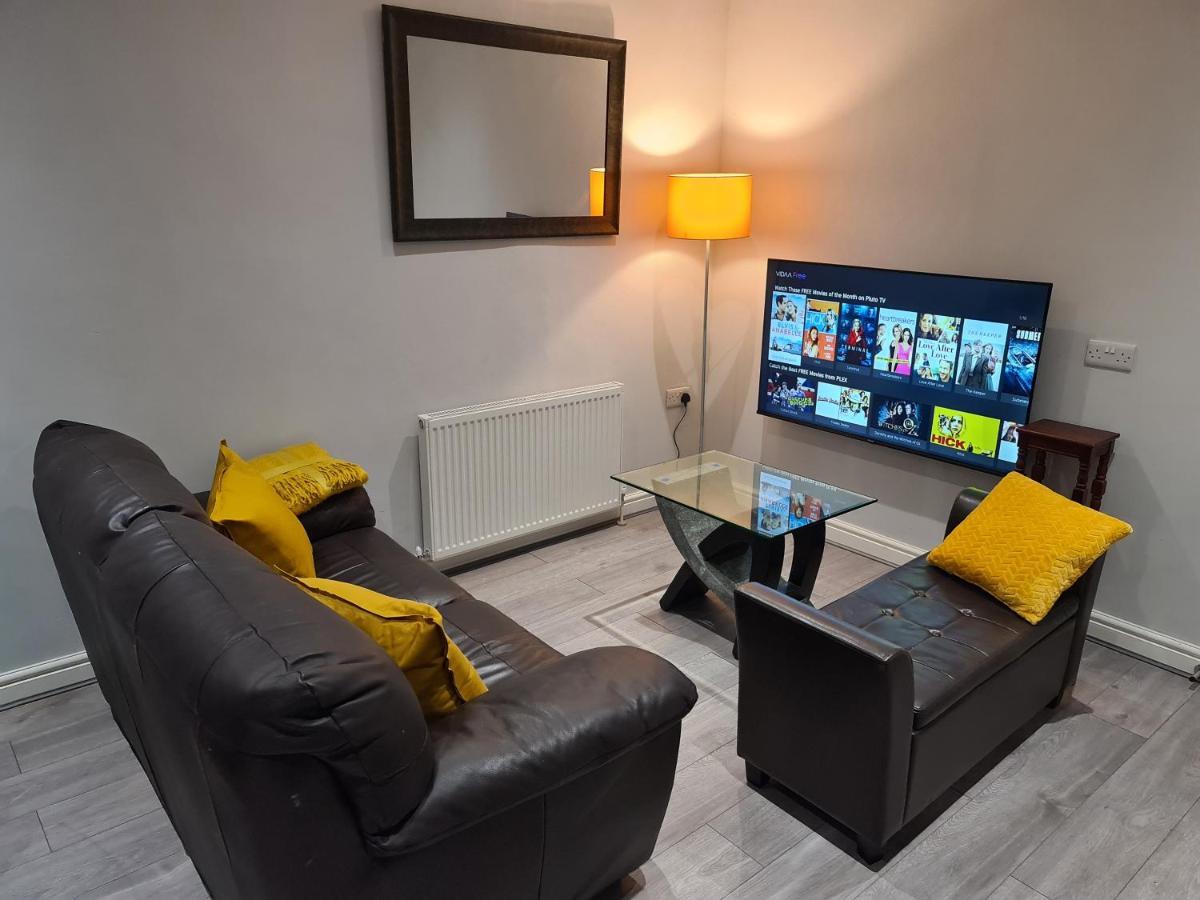 Whole House - 4 Bedrooms - Parking - Sleeps 8