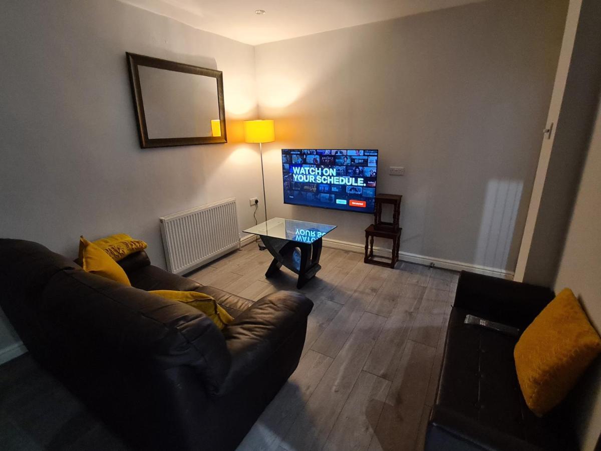 Holiday home Whole House - 4 Bedrooms - Parking - Sleeps 8 Birmingham