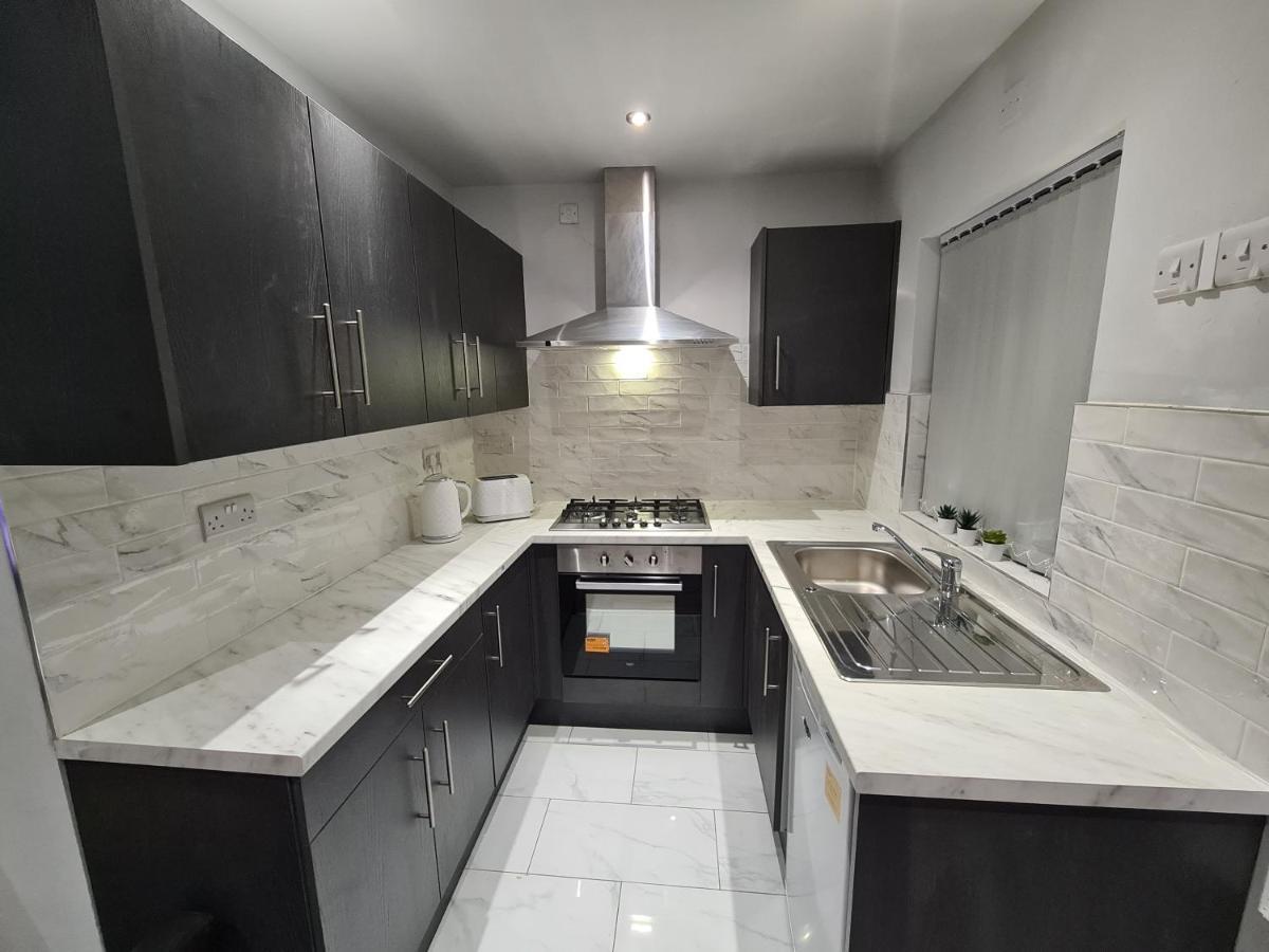 Whole House - 4 Bedrooms - Parking - Sleeps 8 Holiday home