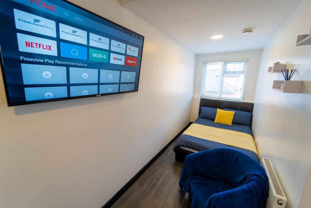 Apartment Modern 10 Mins On Train To City! *