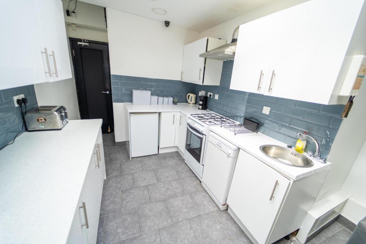 Modern 10 Mins On Train To City! Apartment