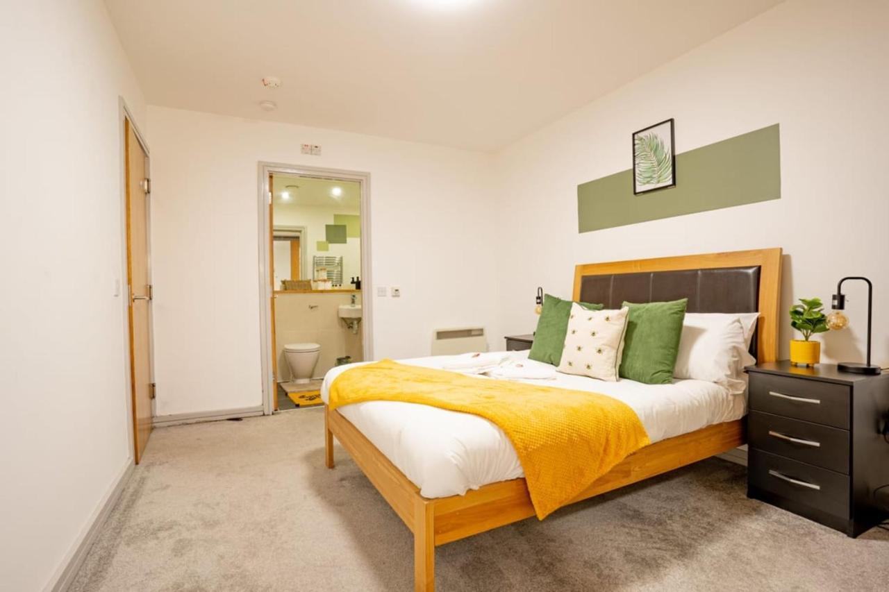 Stylish And 2 Bedroom - Free Parking Apartment *