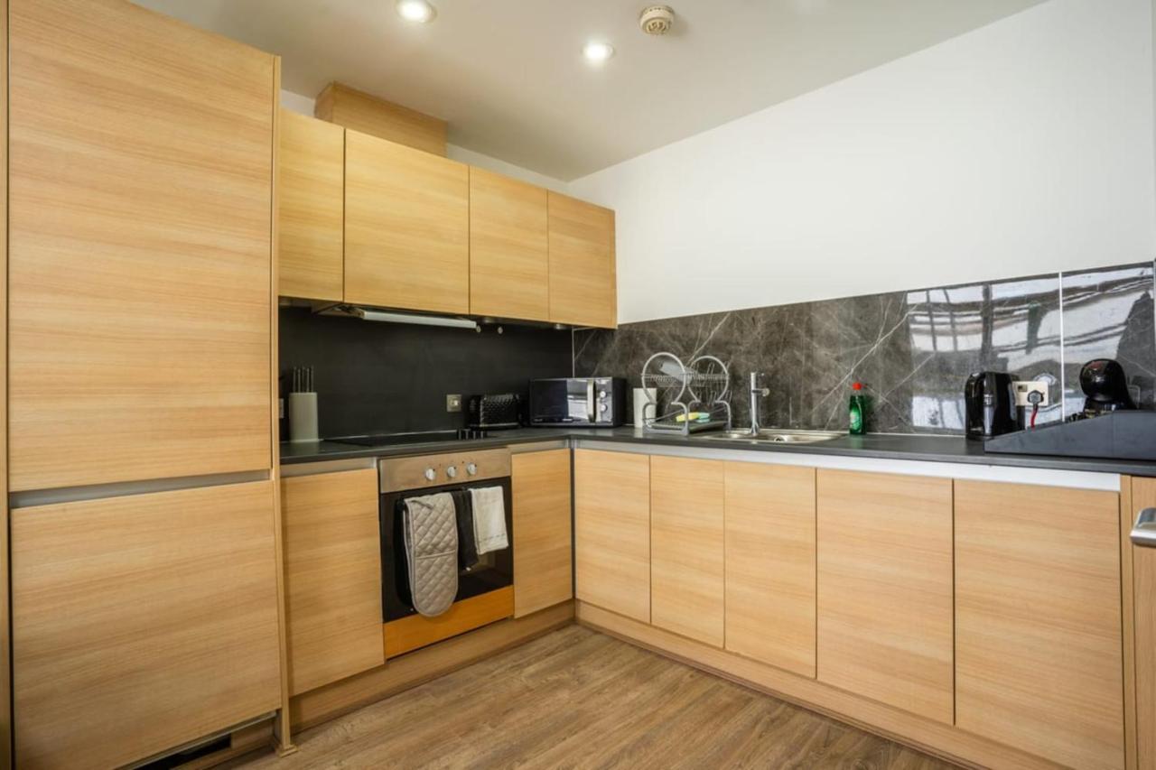 Stylish And 2 Bedroom - Free Parking Apartment