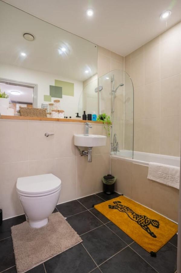 Stylish And 2 Bedroom - Free Parking Apartment *