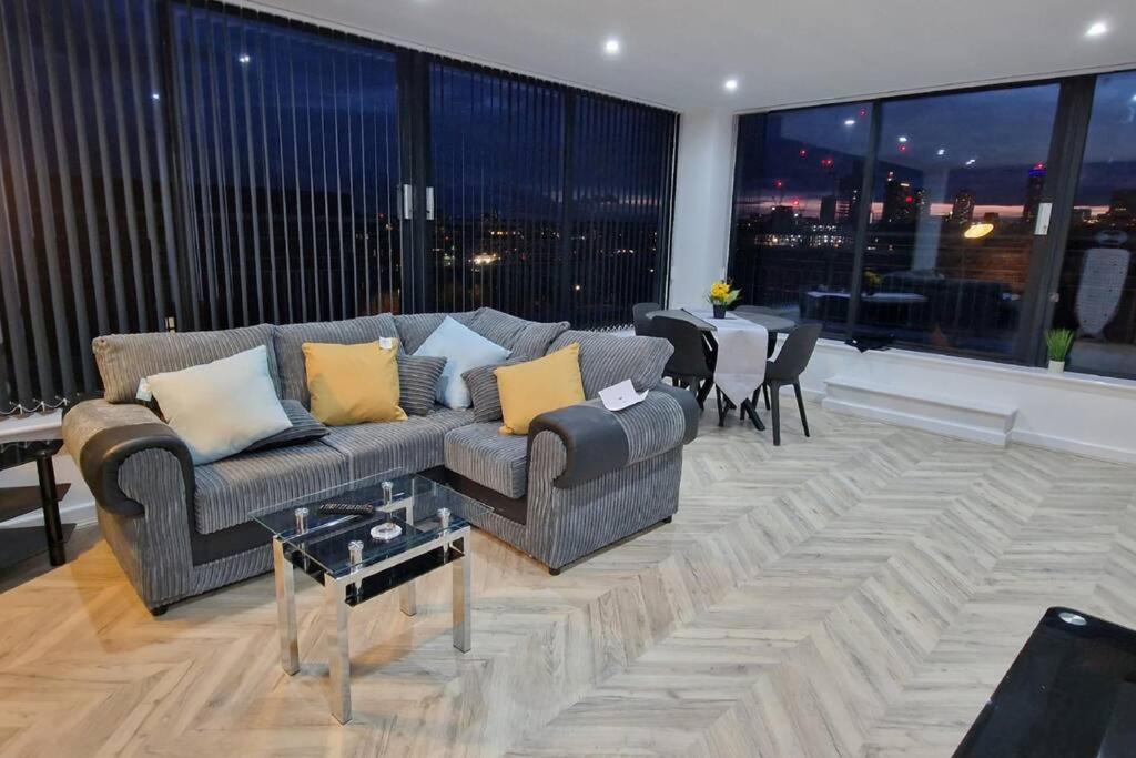 Penthouse - Amazing Skyline Views - Free Parking - Balcony - Utilita Arena - New St Station - Bullring Shopping * Birmingham
