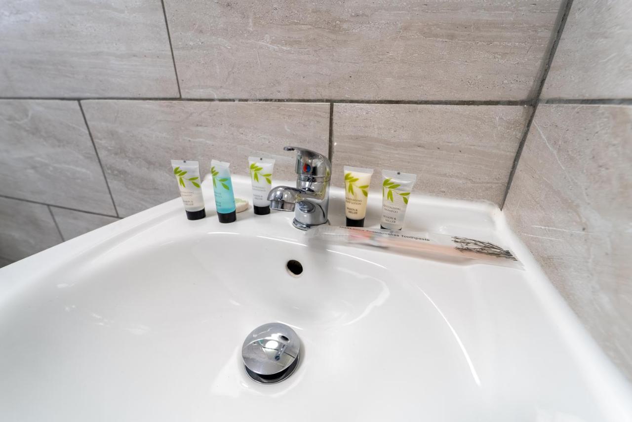 Modern 10 Mins On Train To City! Apartment