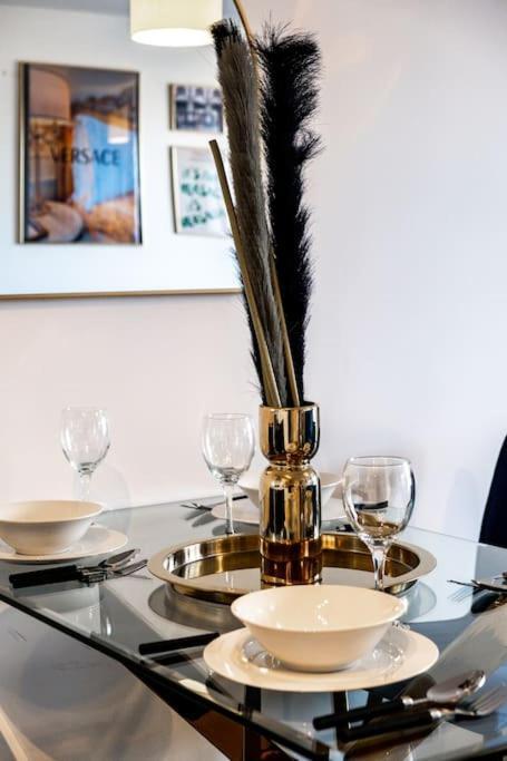 The Versace With 4 Beds And Secure Free Parking * Birmingham