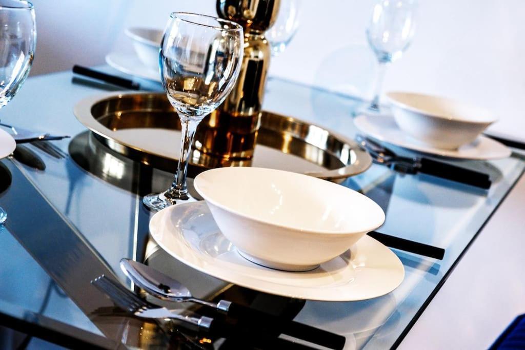 The Versace With 4 Beds And Secure Free Parking
