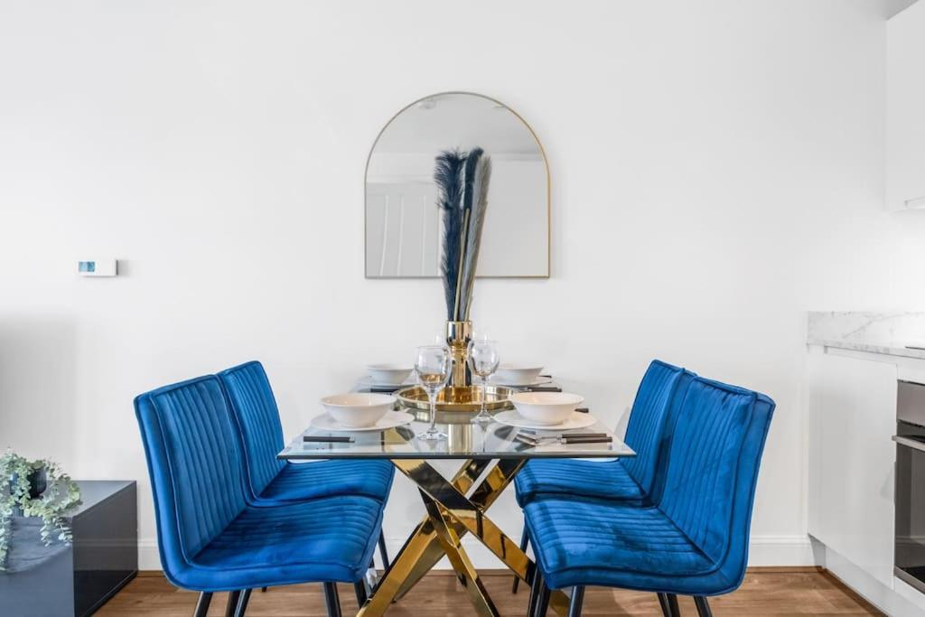The Versace With 4 Beds And Secure Free Parking Apartment