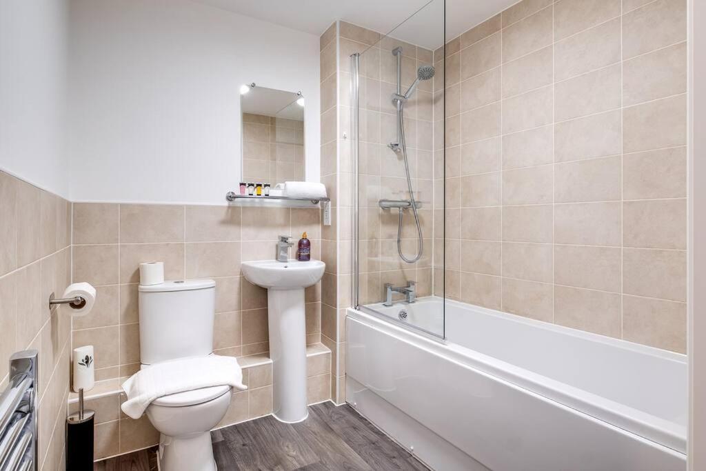 The Versace With 4 Beds And Secure Free Parking Apartment Birmingham