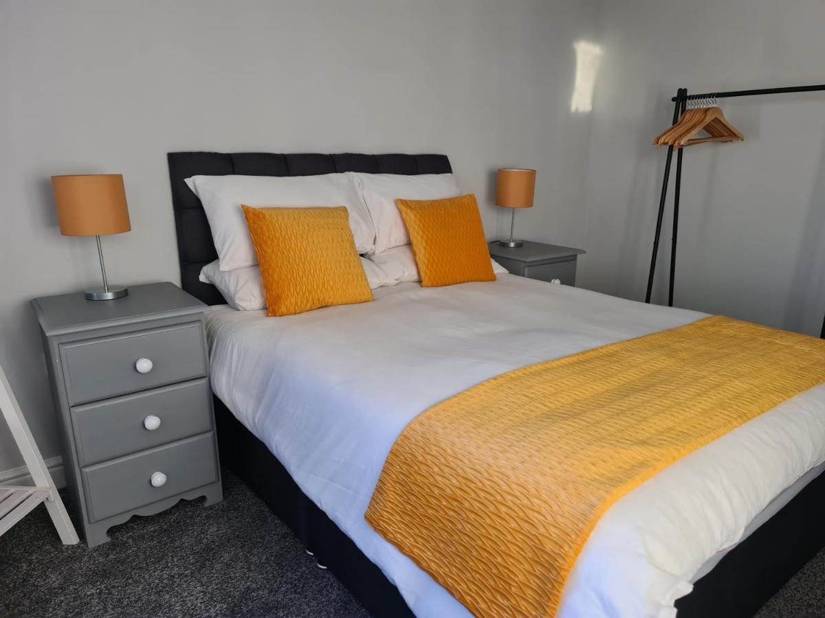 Whole House - 4 Bedrooms - Parking - Sleeps 8 Holiday home *