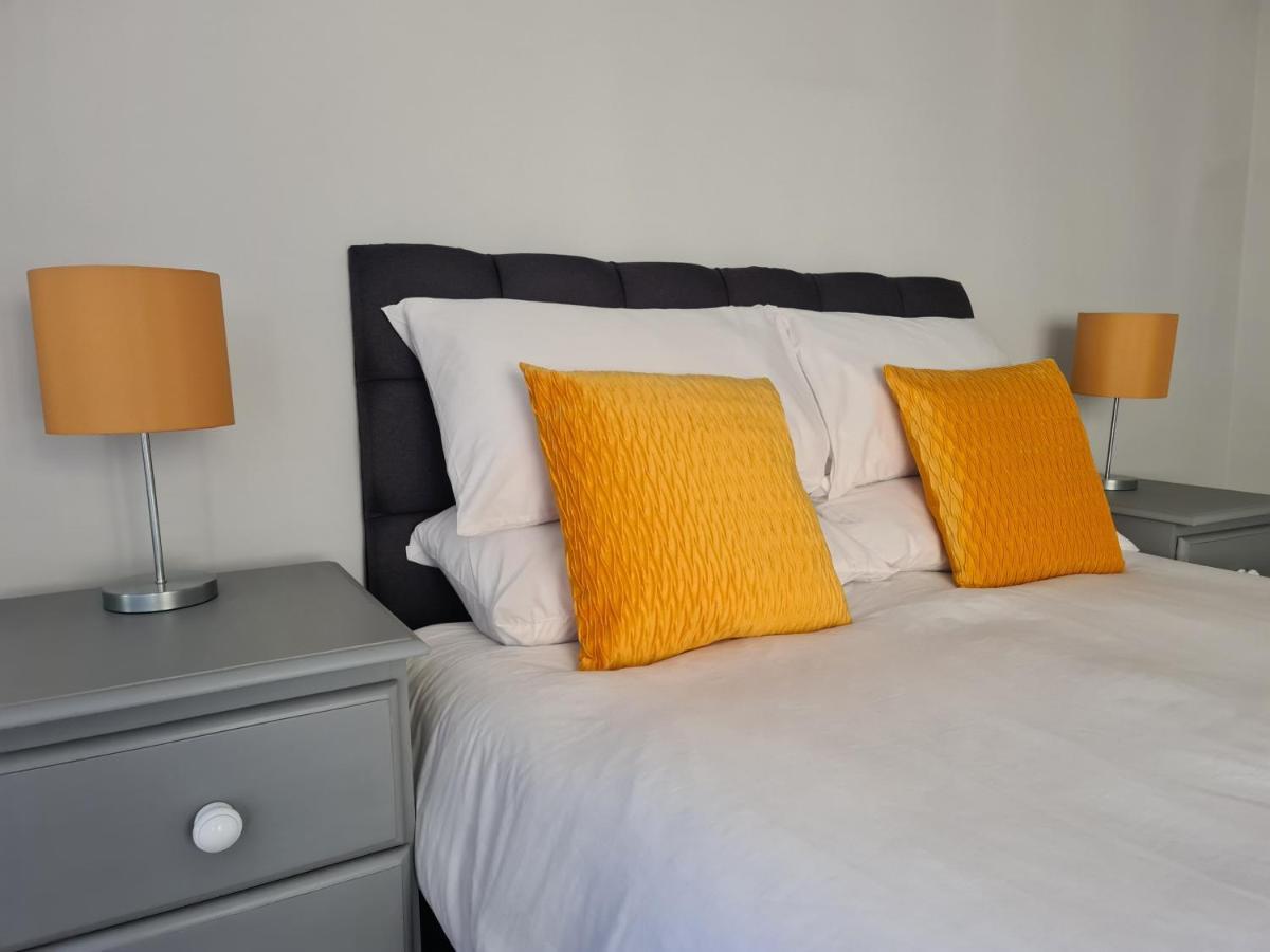 Whole House - 4 Bedrooms - Parking - Sleeps 8