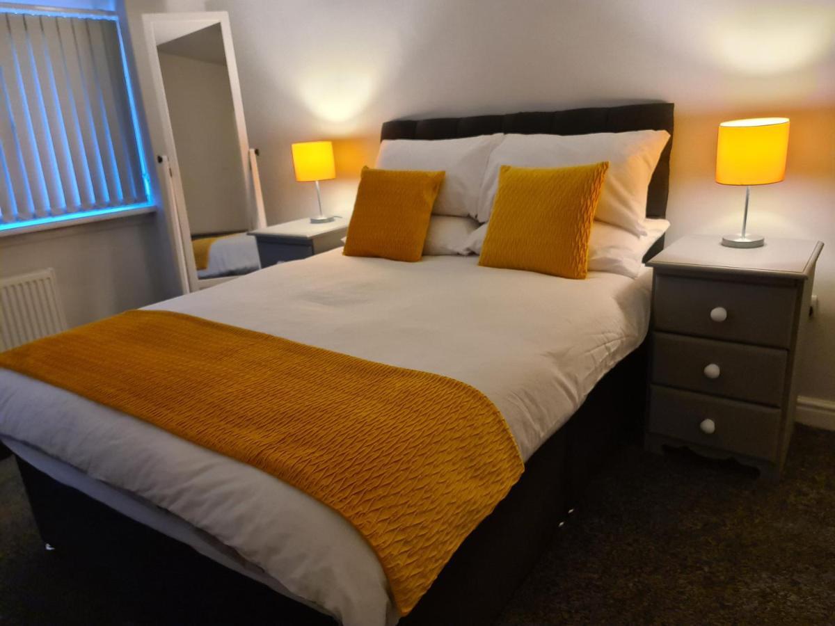 Holiday home Whole House - 4 Bedrooms - Parking - Sleeps 8 *
