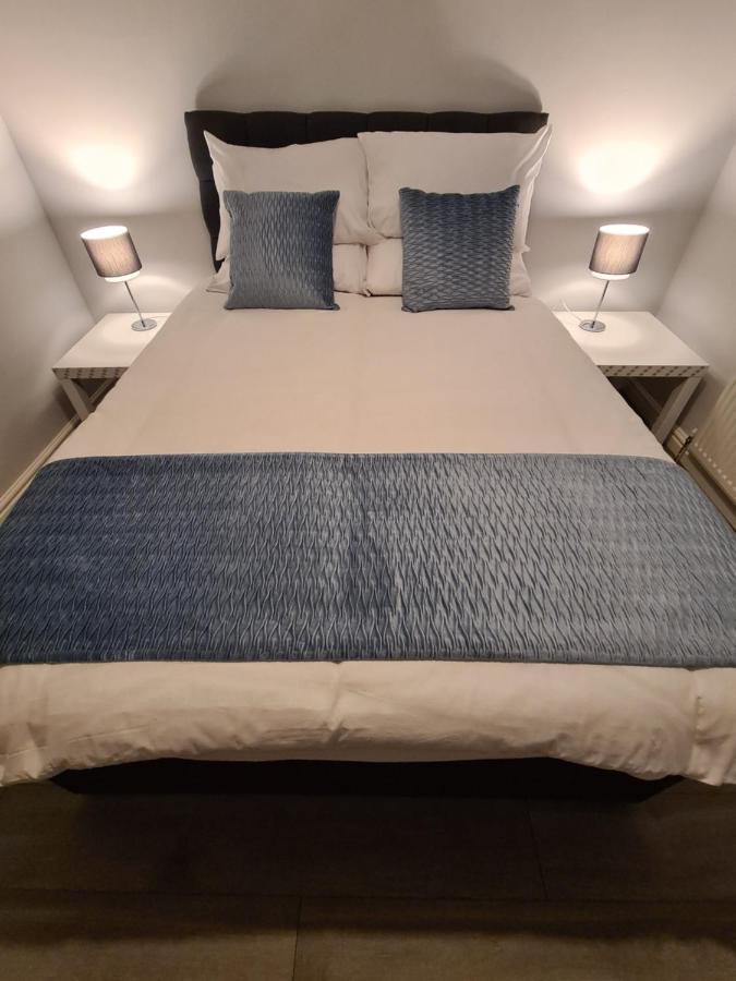 Whole House - 4 Bedrooms - Parking - Sleeps 8 Holiday home *